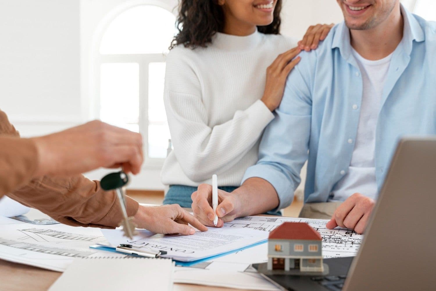 pareja-sonriente-firma-contrato-casa-nueva-1.jpg